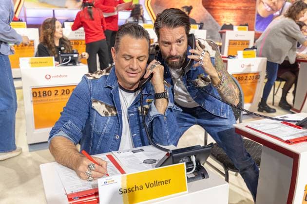 RTL telethon in Cologne, 21 11 2025 Sascha VOLLMER and Alec VOELKL The BossHoss The 30th RTL telethon is currently running at the EMG studios in Cologne Hürth For the first time, the 30th anniversary will be broadcast for 30 hours Celebrity supporters accept donations for children in need live on the donation phone Cologne Hürth North Rhine-Westphalia Germany Copyright: xBonn.digitalx