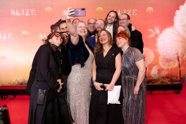 AlizŽ, world premiere at Theater am Potsdamer Platz, Berlin, 20 11 2025 Guests take a group photo at the Cirque du Soleil AlizŽ world premiere at Theater am Potsdamer Platz, Berlin, 20 11 2025 Berlin Theater am Potsdamer Platz Copyright: xJensxFinkex