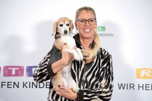 DOC POLLY, Dr. Tanja POLLMUELLER, Pollmüller, veterinarian, with her dog Heidi, Mini Beagle, portrait, portrait, portrait, cropped single image, single motif, 30 RTL Spendenmarathon Wir helfen Kindern , television, 20 21 11 2025 in Huerth, Germany,