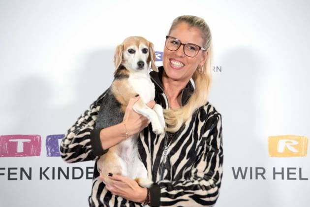 DOC POLLY, Dr. Tanja POLLMUELLER, Pollmüller, veterinarian, with her dog Heidi, Mini Beagle, portrait, portrait, portrait, cropped single image, single motif, 30 RTL Spendenmarathon Wir helfen Kindern , television, 20 21 11 2025 in Huerth, Germany,