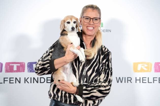 DOC POLLY, Dr. Tanja POLLMUELLER, Pollmüller, veterinarian, with her dog Heidi, Mini Beagle, portrait, portrait, portrait, cropped single image, single motif, 30 RTL Spendenmarathon Wir helfen Kindern , television, 20 21 11 2025 in Huerth, Germany,