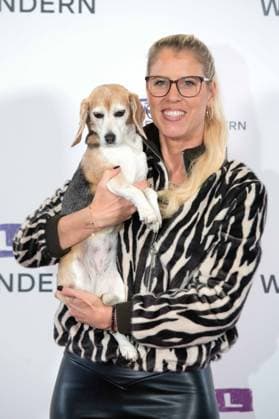 DOC POLLY, Dr. Tanja POLLMUELLER, Pollmüller, veterinarian, with her dog Heidi, Mini Beagle, portrait, portrait, portrait, cropped single image, single motif, 30 RTL Spendenmarathon Wir helfen Kindern , television, 20 21 11 2025 in Huerth, Germany,