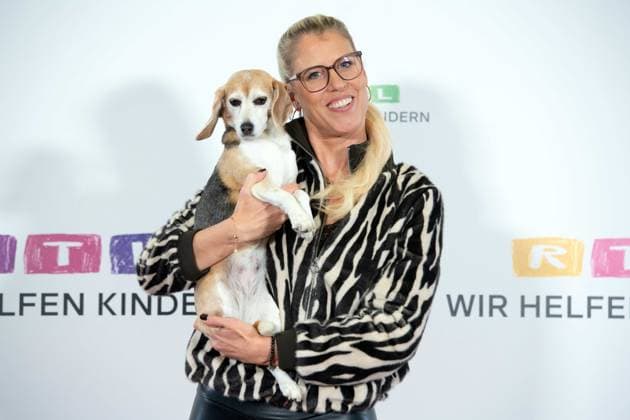 DOC POLLY, Dr. Tanja POLLMUELLER, Pollmüller, veterinarian, with her dog Heidi, Mini Beagle, portrait, portrait, portrait, cropped single image, single motif, 30 RTL Spendenmarathon Wir helfen Kindern , television, 20 21 11 2025 in Huerth, Germany,