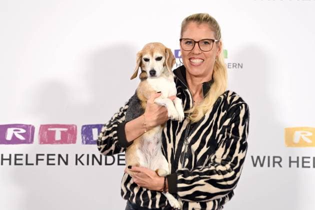 DOC POLLY, Dr. Tanja POLLMUELLER, Pollmüller, veterinarian, with her dog Heidi, Mini Beagle, portrait, portrait, portrait, cropped single image, single motif, 30 RTL Spendenmarathon Wir helfen Kindern , television, 20 21 11 2025 in Huerth, Germany,