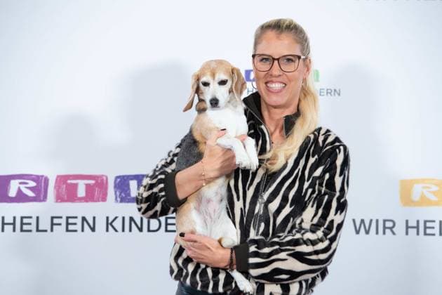 DOC POLLY, Dr. Tanja POLLMUELLER, Pollmüller, veterinarian, with her dog Heidi, Mini Beagle, portrait, portrait, portrait, cropped single image, single motif, 30 RTL Spendenmarathon Wir helfen Kindern , television, 20 21 11 2025 in Huerth, Germany,