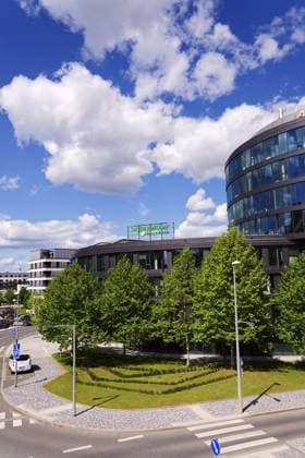 Das Logo des Unternehmens für Automatisierung und Energiemanagement von Schneider Electric am Hauptsitz am 29. Mai 2025 in Prag, Tschechische Republik Schneider Electric automation and energy management company logo on headquarters on May 29, 2025 in Prague, Czech republic Copyright: imageBROKER JosefxKubeö iblkub15684532