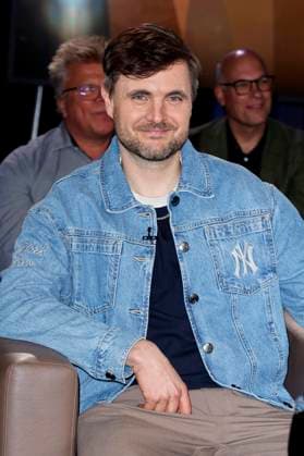 Phil Laude at the recording of the NDR Talk Show in the NDR television studio Lokstedt Hamburg, 21 11 2025 Foto:xH.xHartmannx xFuturexImagex ndr_talk2111_5126