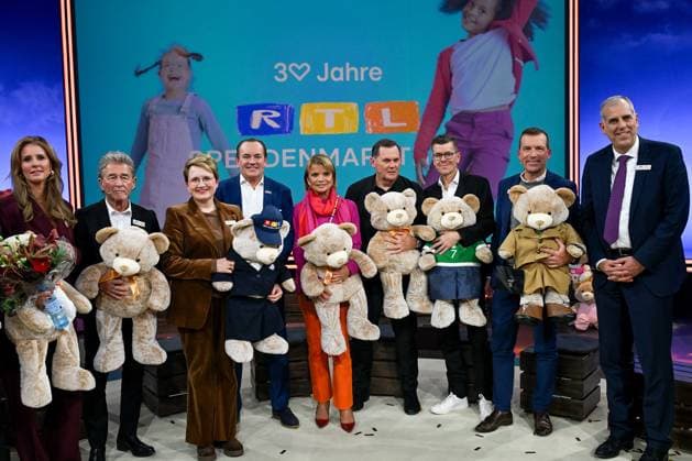 30 RTL Spendenmarathon 2025 on 21 11 2025 at EMG Studio 8 in Hürth Group photo at the end of the 30 RTL Spendenmarathon 2025 on 21 11 2025 at EMG Studio 8 in Hürth xJFx