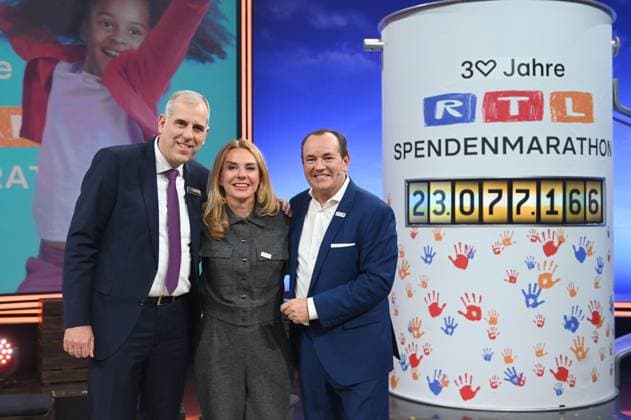 f l Stephan SCHMITTER, Chief Content Officer of RTL Inga LESCHEK, Chief Content Officer RTL Germany Wolfram KONS, presenter, present the donation sum 23 077 166 euros, 30 RTL Spendenmarathon Wir helfen Kindern , television, 20 21 11 2025 in Huerth, Germany,