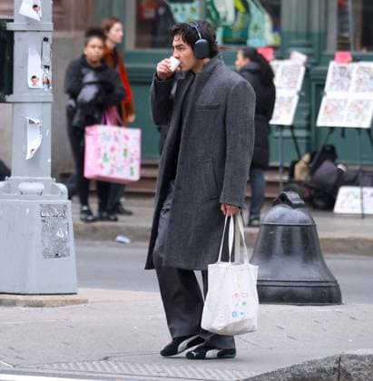 Joe Jonas Out and About NYC - USA Singer Joe Jonas is having lunch with a friend at San Ambroeus then they went to CVS pharmacy store in Soho, NYC, USA, on November 21, 2025. Photo by Dylan Travis ABACAPRESS.COM New York City NY United States  Copyright: xDylanxTravis ABACAx