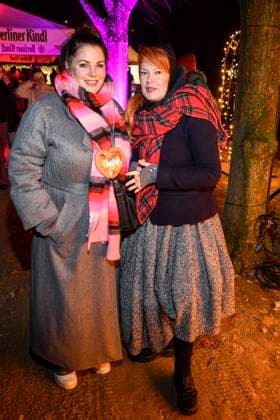 abb Paula Lambert and Enie van de Meiklokjes as guests at the premiere Weihnachten im Tierpark mit Promis on 21 11 2025 in Berlin Berlin Germany