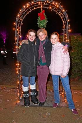 Eva Imhof with her daughters Lilly and Luisa at the opening of Christmas at Tierpark 2025 at Friedrichsfelde Palace in Tierpark Berlin Berlin, 21 11 2025 Foto:xN.xKubelkax xFuturexImagex tierpark_5147