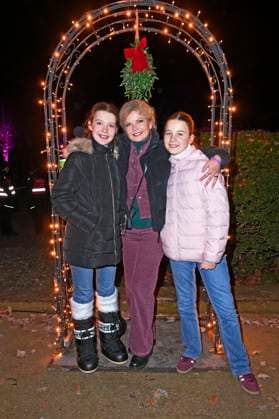 Eva Imhof with her daughters Lilly and Luisa at the opening of Christmas at Tierpark 2025 at Friedrichsfelde Palace in Tierpark Berlin Berlin, 21 11 2025 Foto:xN.xKubelkax xFuturexImagex tierpark_5148