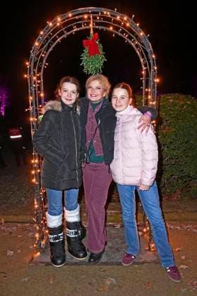 Eva Imhof with her daughters Lilly and Luisa at the opening of Christmas at Tierpark 2025 at Friedrichsfelde Palace in Tierpark Berlin Berlin, 21 11 2025 Foto:xN.xKubelkax xFuturexImagex tierpark_5149