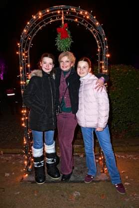 Eva Imhof with her daughters Lilly and Luisa at the opening of Christmas at Tierpark 2025 at Friedrichsfelde Palace in Tierpark Berlin Berlin, 21 11 2025 Foto:xN.xKubelkax xFuturexImagex tierpark_5150