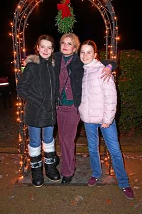 Eva Imhof with her daughters Lilly and Luisa at the opening of Christmas at Tierpark 2025 at Friedrichsfelde Palace in Tierpark Berlin Berlin, 21 11 2025 Foto:xN.xKubelkax xFuturexImagex tierpark_5151