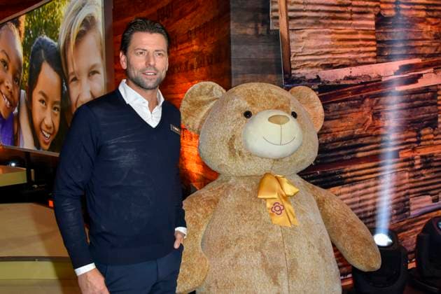 ABB Roman Weidenfeller with huge teddy ex BVB soccer goalkeeper as a guest on the donation phone in the RTL studio at the charity for the 30th birthday of the RTL Spendenmarathon wir helfen Kindern bei RTL Deutschland on 21 11 2025 2 donation day in Cologne Deutz NRW Germany