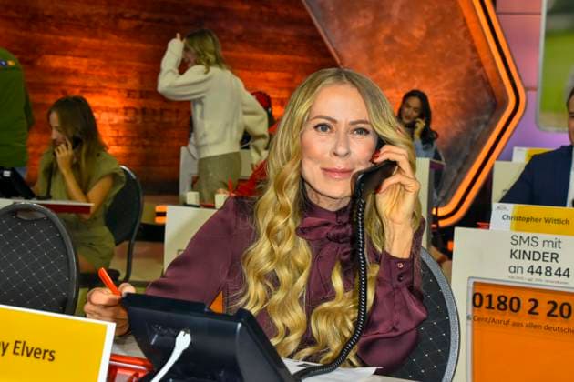 ABB Jenny Elvers actress as a guest on the donation phone in the RTL studio at the charity for the 30th anniversary of the RTL Spendenmarathon wir helfen Kindern bei RTL Deutschland on 21 11 2025 2 Donation day in Cologne Deutz NRW Germany