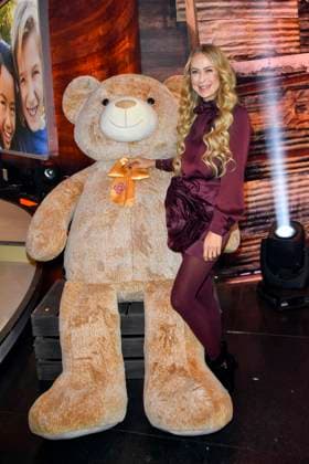ABB Jenny Elvers with huge teddy bear as a guest in the RTL studio at the charity for the 30th anniversary of the RTL telethon we help children at RTL Germany on 21 11 2025 2 donation day in Cologne Deutz NRW Germany