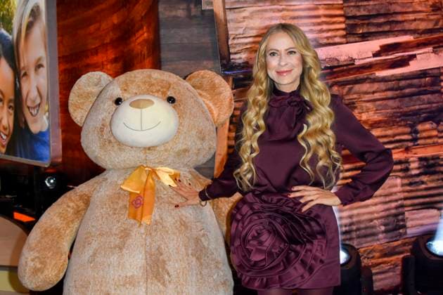 ABB Jenny Elvers with huge teddy bear as a guest in the RTL studio at the charity for the 30th anniversary of the RTL telethon we help children at RTL Germany on 21 11 2025 2 donation day in Cologne Deutz NRW Germany