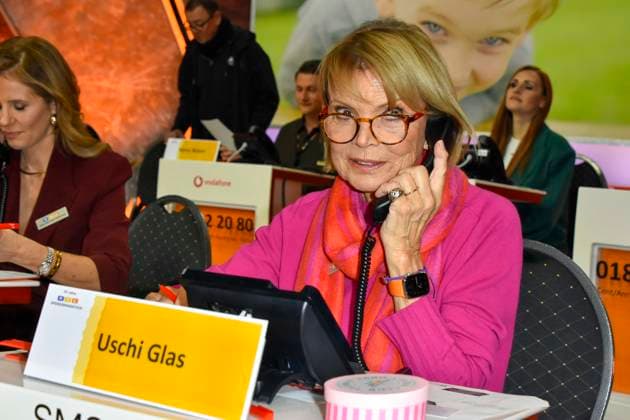 ABB Uschi Glas actress as a guest on the donation phone in the RTL studio at the charity for the 30th anniversary of the RTL Spendenmarathon wir helfen Kindern bei RTL Deutschland on 21 11 2025 2 Donation day in Cologne Deutz NRW Germany