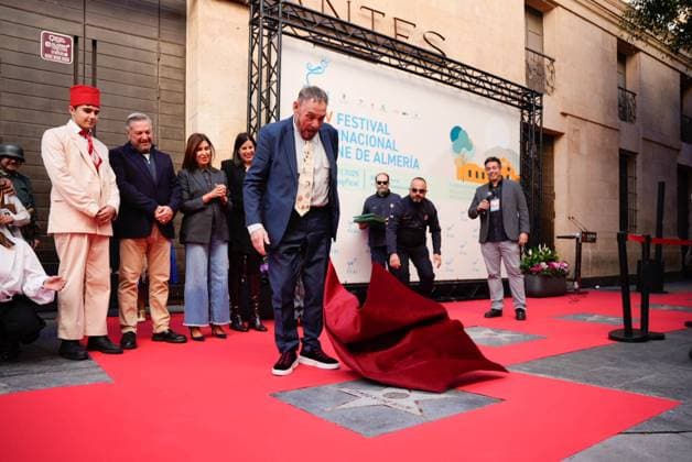 Actor John Rhys Davies unveils his star on the Almeria Walk of Fame Actor John Rhys Davies unveils his star on the Almeria Walk of Fame, November 22, 2025 in Almeria Andalusia, Spain Actor John Rhys Davies has swept this Saturday with his presence and charisma at the International Film Festival of Almeria Fical that recognizes him with its highest award for his role as Sallah, the good-natured Egyptian and ally of Indiana Jones in the films shot under the orders of Steven Spielberg, for which the fans of the saga have expressed a deep affection If you love your audience and take care of them, one day they will take care of you, said the interpreter 22 NOVEMBER 2025 Marian Leó Almeria Almeria Spain  Copyright: xMarianxLeonx 7118278