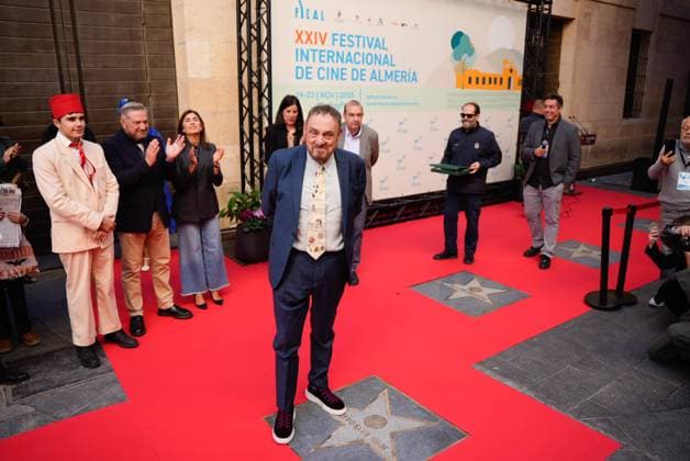 Actor John Rhys Davies unveils his star on the Almeria Walk of Fame Actor John Rhys Davies unveils his star on the Almeria Walk of Fame, November 22, 2025 in Almeria Andalusia, Spain Actor John Rhys Davies has swept this Saturday with his presence and charisma at the International Film Festival of Almeria Fical that recognizes him with its highest award for his role as Sallah, the good-natured Egyptian and ally of Indiana Jones in the films shot under the orders of Steven Spielberg, for which the fans of the saga have expressed a deep affection If you love your audience and take care of them, one day they will take care of you, said the interpreter 22 NOVEMBER 2025 Marian Leó Almeria Almeria Spain  Copyright: xMarianxLeonx 7118281