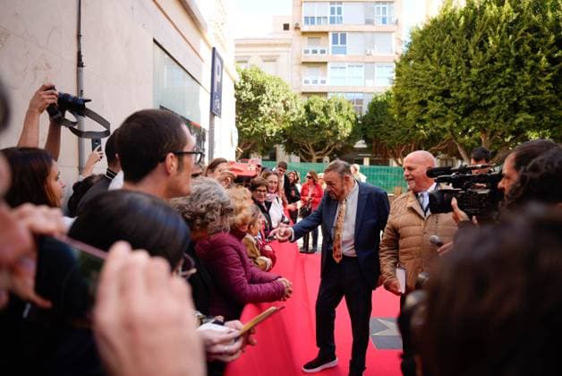 Actor John Rhys Davies unveils his star on the Almeria Walk of Fame Actor John Rhys Davies unveils his star on the Almeria Walk of Fame, November 22, 2025 in Almeria Andalusia, Spain Actor John Rhys Davies has swept this Saturday with his presence and charisma at the International Film Festival of Almeria Fical that recognizes him with its highest award for his role as Sallah, the good-natured Egyptian and ally of Indiana Jones in the films shot under the orders of Steven Spielberg, for which the fans of the saga have expressed a deep affection If you love your audience and take care of them, one day they will take care of you, said the interpreter 22 NOVEMBER 2025 Marian Leó Almeria Almeria Spain  Copyright: xMarianxLeonx 7118290