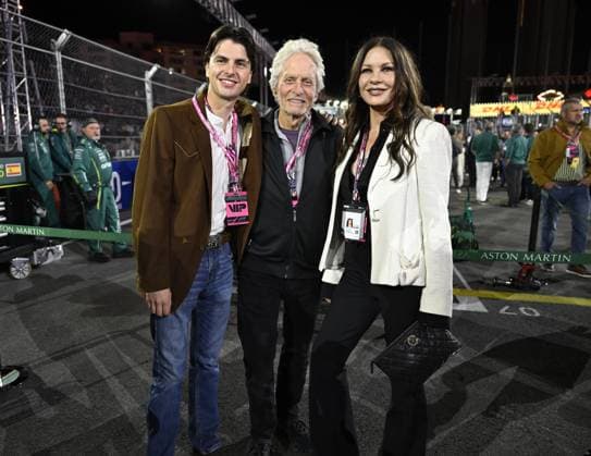 Formula 1 Grand Prix of Las Vegas 2025 - Pre-Race Show (Grid) LAS VEGAS, NEVADA - NOVEMBER 22: Michael Douglas and Catherine Zeta-Jones attend with their son Dylan Douglas the Pre-Race Show (Grid) during race night at the Formula 1 Grand Prix 2025 of Las Vegas at Las Vegas Strip Circuit on November 22, 2025 in Las Vegas, Nevada, United States. Tayfun Coskun Anadolu Nevada United States. Editorial use only. Please get in touch for any other usage.  Copyright: x2025xAnadoluxTayfunxCoskunx