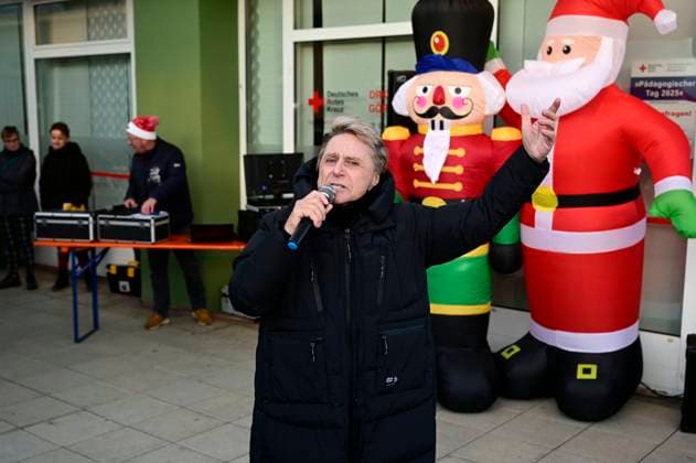 Hans Jürgen Beyer during a live performance at the Glühweinfest in the Kö Passage Görlitz, 22 11 2025 Foto:xM.xWehnertx xFuturexImagex beyer_5104