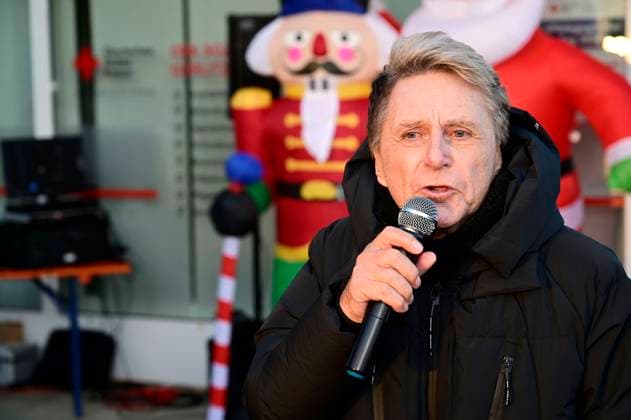 Hans Jürgen Beyer during a live performance at the Glühweinfest in the Kö Passage Görlitz, 22 11 2025 Foto:xM.xWehnertx xFuturexImagex beyer_5107