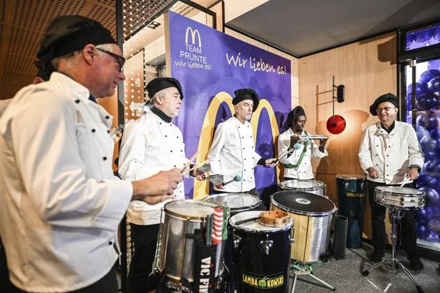 Mc Donald s reopening FOR EDITORIAL PURPOSES ONLY EDITORIAL USE ONLY p A samba band at the Mc Donald s reopening on Sunday, November 23, 2025 at Eleonorastraße in Essen Rüttenscheid Germany NRW Essen Copyright VladimirxWegener Copyright: VladimirxWegener doc83dysyz9074299sgh4j ,EDITORIAL USE ONLY Copyright: VladimirxWegener