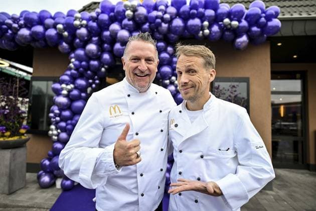 Mc Donald s reopening FOR EDITORIAL PURPOSES ONLY EDITORIAL USE ONLY p Marcus Prünte franchisee and Oliver Pocher German comedian and TV presenter f l at the Mc Donald s reopening on Sunday, November 23, 2025 at Eleonorastraße in Essen Rüttenscheid Germany NRW Essen Copyright VladimirxWegener Copyright: VladimirxWegener doc83dysz8uilkx0iqt8cw ,EDITORIAL USE ONLY Copyright: VladimirxWegener