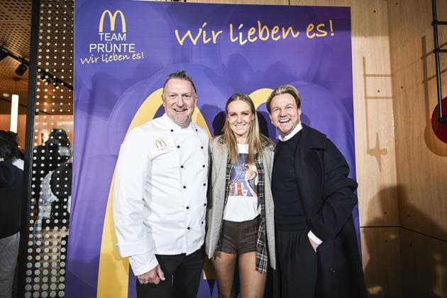 Mc Donald s reopening FOR EDITORIAL PURPOSES ONLY EDITORIAL USE ONLY p Marcus Prünte Franchisee Stephanie Prünte and Sandro Rath Designer f l at the Mc Donald s reopening on Sunday, November 23, 2025 at Eleonorastraße in Essen Rüttenscheid Germany NRW Essen Copyright VladimirxWegener Copyright: VladimirxWegener doc83dyszl1lqf1jjdep2k2 ,EDITORIAL USE ONLY Copyright: VladimirxWegener