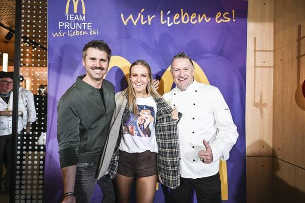 Mc Donald s reopening FOR EDITORIAL PURPOSES ONLY EDITORIAL USE ONLY p Thore Schölermann German actor and TV presenter , Stephanie Prünte and Marcus Prünte franchisees f l at the Mc Donald s reopening on Sunday, November 23, 2025 at Eleonorastraße in Essen Rüttenscheid Germany NRW Essen Copyright VladimirxWegener Copyright: VladimirxWegener doc83dyszotkmufvcihkdc ,EDITORIAL USE ONLY Copyright: VladimirxWegener