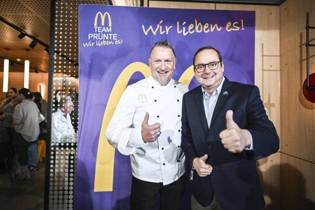 Mc Donald s reopening FOR EDITORIAL PURPOSES ONLY EDITORIAL USE ONLY p Marcus Prünte franchisee and Thomas Kufen Lord Mayor of the City of Essen f l at the Mc Donald s reopening on Sunday, November 23, 2025 at Eleonorastraße in Essen Rüttenscheid Germany NRW Essen Copyright VladimirxWegener Copyright: VladimirxWegener doc83dyszujzbdko9br68v ,EDITORIAL USE ONLY Copyright: VladimirxWegener
