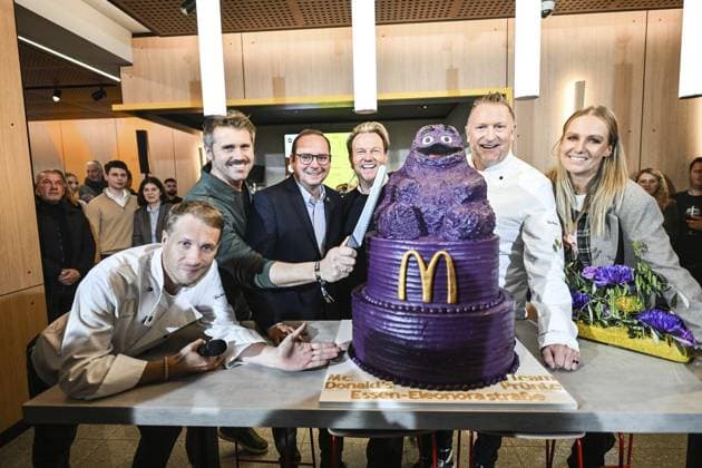 Mc Donald s reopening FOR EDITORIAL PURPOSES ONLY EDITORIAL USE ONLY p Oliver Pocher German comedian and TV presenter , Thore Schölermann German actor and TV presenter , Thomas Kufen Lord Mayor of the City of Essen , Sandro Rath Desig Copyright: VladimirxWegener doc83dyt1rj0s2s9yhe2k2 ,EDITORIAL USE ONLY Copyright: VladimirxWegener