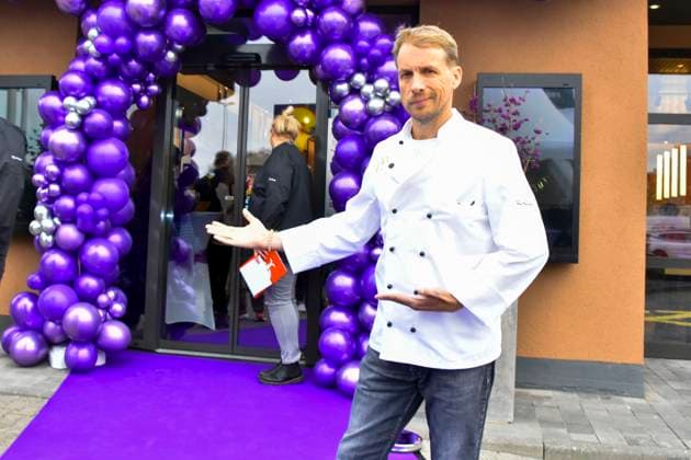 ABB Oliver Pocher the presenter and actor wears a white chef jacket at the reopening of the MC Donald branch Schnell Restaurant in Essen on 23 11 2025 NRW Germany