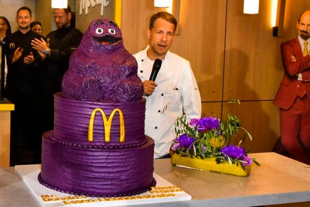 ABB Oliver Pocher with Lilla opening cake the presenter and actor wears a white chef jacket at the reopening of the MC Donald branch Schnell Restaurant in Essen on 23 11 2025 NRW Germany