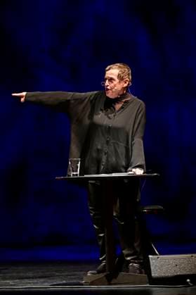 Katharina Thalbach and The Beauty of Gemina Acoustic at the musical stage reading Schatten über dem Nichts at the Gerhart Hauptmann Theater Görlitz, 23 11 2025 Foto:xM.xWehnertx xFuturexImagex thalbach_5104