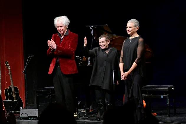 Katharina Thalbach and The Beauty of Gemina Acoustic at the musical stage reading Schatten über dem Nichts at the Gerhart Hauptmann Theater Görlitz, 23 11 2025 Foto:xM.xWehnertx xFuturexImagex thalbach_5115