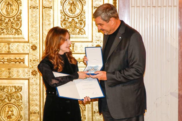 Singer Vicky Leandros receives the Bavarian Order of Merit in Munich Munich, 24 11 2025 Singer Vicky Leandros receives the Bavarian Order of Merit in Munich from Dr. Marcus Söder Bavaria Copyright: xMatthiasxGränzdörferx