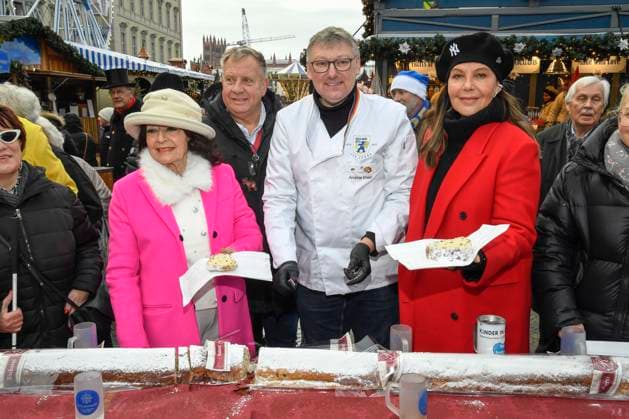 ABB Natascha Ochsenknecht with her mother Baerbel Wierichs and baker Andreas Roesler at the charity sale of tasting pieces of the longest Berlin Christmas stollen from the family bakery Roesler for the benefit of the organization Augenlicht at the winter market in the Berliner Forum on 24,11 2025 in Berlin Berlin Germany