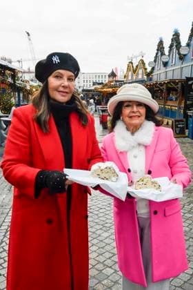 ABB Natascha Ochsenknecht with her mother Baerbel Wierichs at the charity sale of tasting pieces of the longest Berlin Christmas stollen from the family bakery Roesler for the benefit of the organization Augenlicht at the winter market in the Berlin Forum on 24,11 2025 in Berlin Berlin Germany