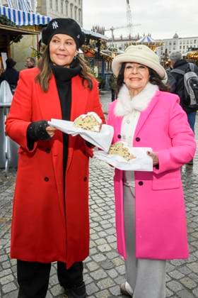 ABB Natascha Ochsenknecht with her mother Baerbel Wierichs at the charity sale of tasting pieces of the longest Berlin Christmas stollen from the family bakery Roesler for the benefit of the organization Augenlicht at the winter market in the Berlin Forum on 24,11 2025 in Berlin Berlin Germany