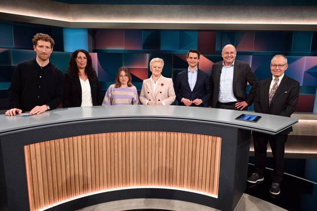 Presenter Louis Klamroth, lr , Tatjana Halm, Bianca Heinicke, Renate Künast, Christoph Ploss, Gero Furchheim, and Gerrit Heinemann as guests on the ARD talk show Hart aber Fair with the topic discount battle and ordering mania What is the true price of bargains?