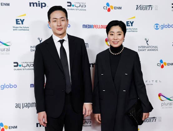 Lee Byeong-heon (L) and Mi-kyung Kwon arrive on the red carpet at the 53rd International Emmy Awards at New York Hilton Midtown in New York City on Monday, November 24, 2025.  NYP20251124244 JohnxAngelillo