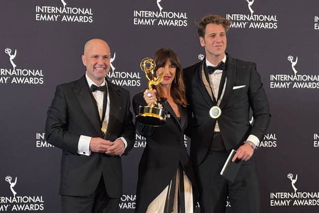 The director of the documentary ‘ SeAcabó: Diario de las campeonas’ Joanna Pardos (C) and executive producers Luis Calvo (L) and Javier Martínez Suárez (R) pose with the award for best sports documentary during the International Emmy Awards ceremony in New York, United States, 24 November 2025. The documentary that recounts the Rubiales case, ‘ SeAcabó: Diario de las campeonas’, directed by Pardos, won the International Emmy Award in New York, beating the film ‘Argentina 78’, about the Albiceleste s victory in the World Cup in their country. The documentary on the Rubiales case, ‘ SeAcabó’, wins the International Emmy Award !ACHTUNG: NUR REDAKTIONELLE NUTZUNG!  Copyright: xJanxTéllezxAsensiox AME2405 20251125-55018637070_1