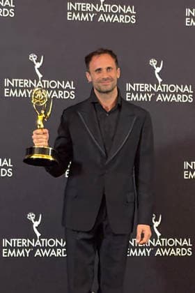 Spanish actor Oriol Pla holds a statuette after winning Best Actor at the International Emmy Awards in New York, United States, 24 November 2025. Pla won the International Emmy Award for Best Actor in the series ‘Yo, adicto’ (I, Addict) and became the first Spanish actor to win this award, while the 17 nominations from Latin America went home empty-handed. Oriol Pla wins International Emmy for best actor at a gala with no Latin American winners !ACHTUNG: NUR REDAKTIONELLE NUTZUNG!  Copyright: xJanxTéllezxAsensiox AME2406 20251125-55018637071_1