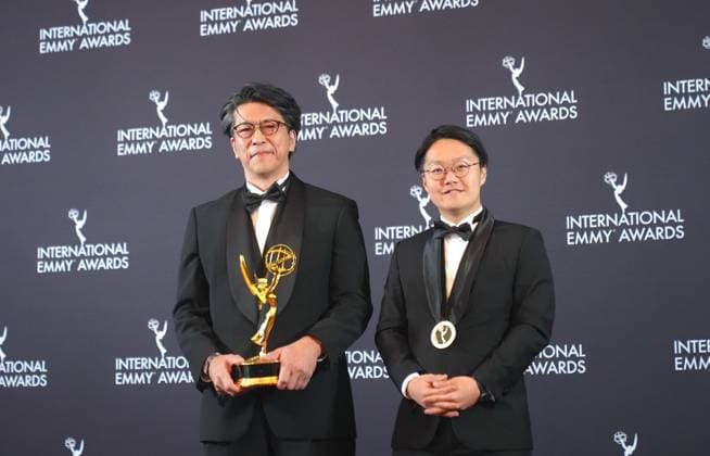 53rd International Emmy Awards NEW YORK, US - NOV 24: Japanese executive producer Kenichi Matsumiya (L) and Japanese director Kensho Omori pose with the Arts Programming award for Ryuichi Sakamoto: Last Days during the 53rd International Emmy Awards Gala on Monday night, November 24, 2025, in New York City. Selcuk Acar Anadolu New York United States. Editorial use only. Please get in touch for any other usage.  Copyright: x2025xAnadoluxSelcukxAcarx